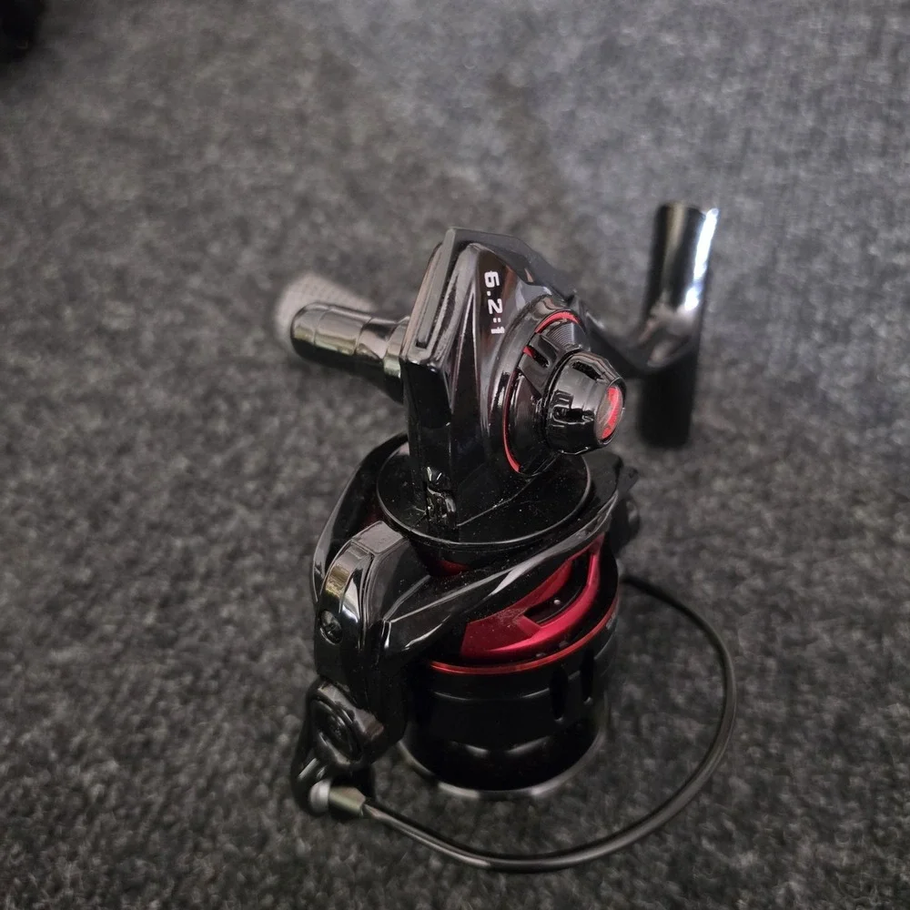Lew's Carbon Fire Spinning Reel - Model CF300G2C Gear Ratio 6.2:1 Size 300